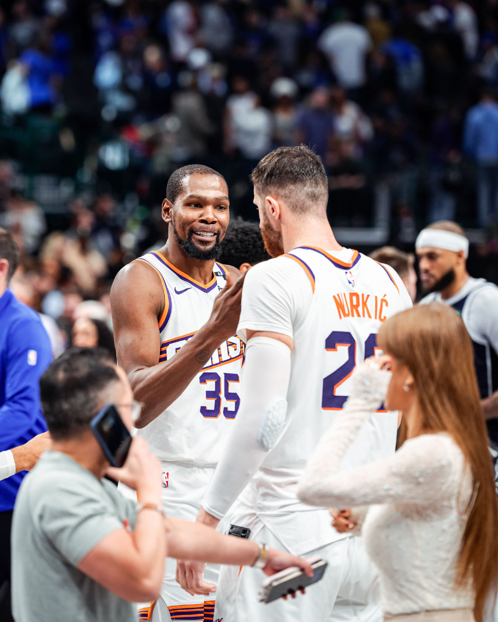 爱游戏手机版杜兰特迎来三赛季出色发挥，老鹰观众热烈欢呼！赛场气氛高涨(艾略特荒原四月)